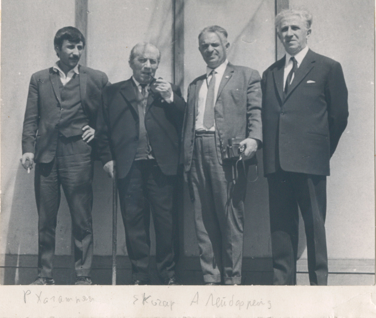 Լլուսանկարում ձախից աջ՝ Ռուդոլֆ Խաչատրյան, Երվանդ Քոչար, Լեյբֆրեյդ, Զ.Բախշինյան 