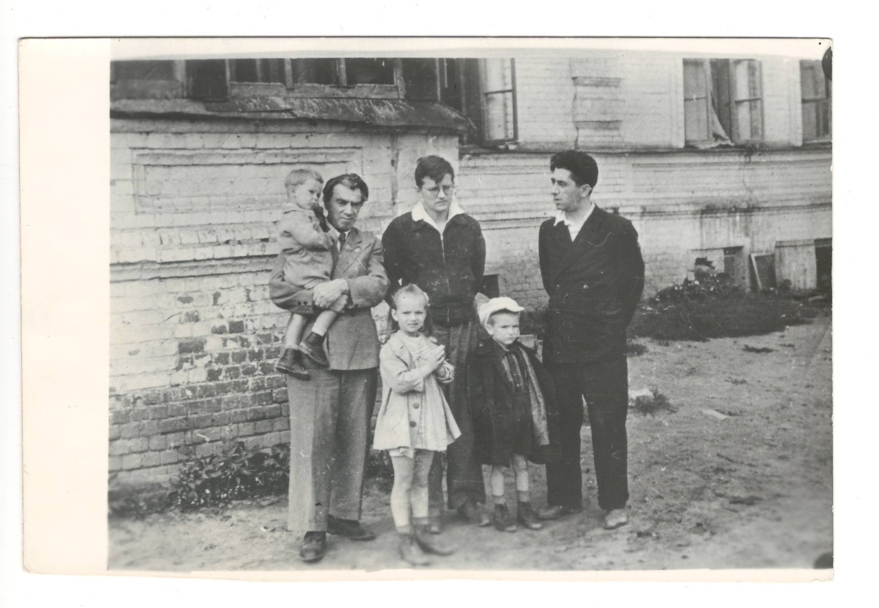 Լուսանկար.  Ա.Խաչատրյանը  սովետական կոմպոզիտորներ Դմիտրի Շոստակովիչի, Ռեյնգոլդ Գլիերի և իրենց երեխաների հետ՝ Իվանովոյում: