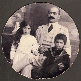 Արամ Հովսեփյանը իր երեխաների՝ Մանուշի և Գևորգի հետ