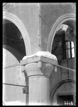 Կաթողիկե (Սուրբ Աստվածածին) եկեղեցու զանգակատան կամարակապ սյուները