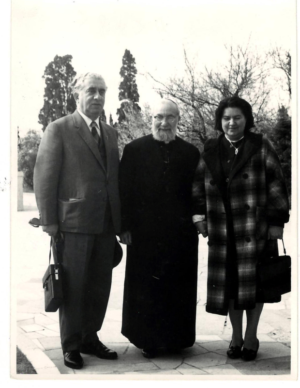 Լուսանկար. Ա. Խաչատրյանը կնոջ՝ Ն. Մակարովայի և Մխիթարյան միաբանության աբբահոր հետ