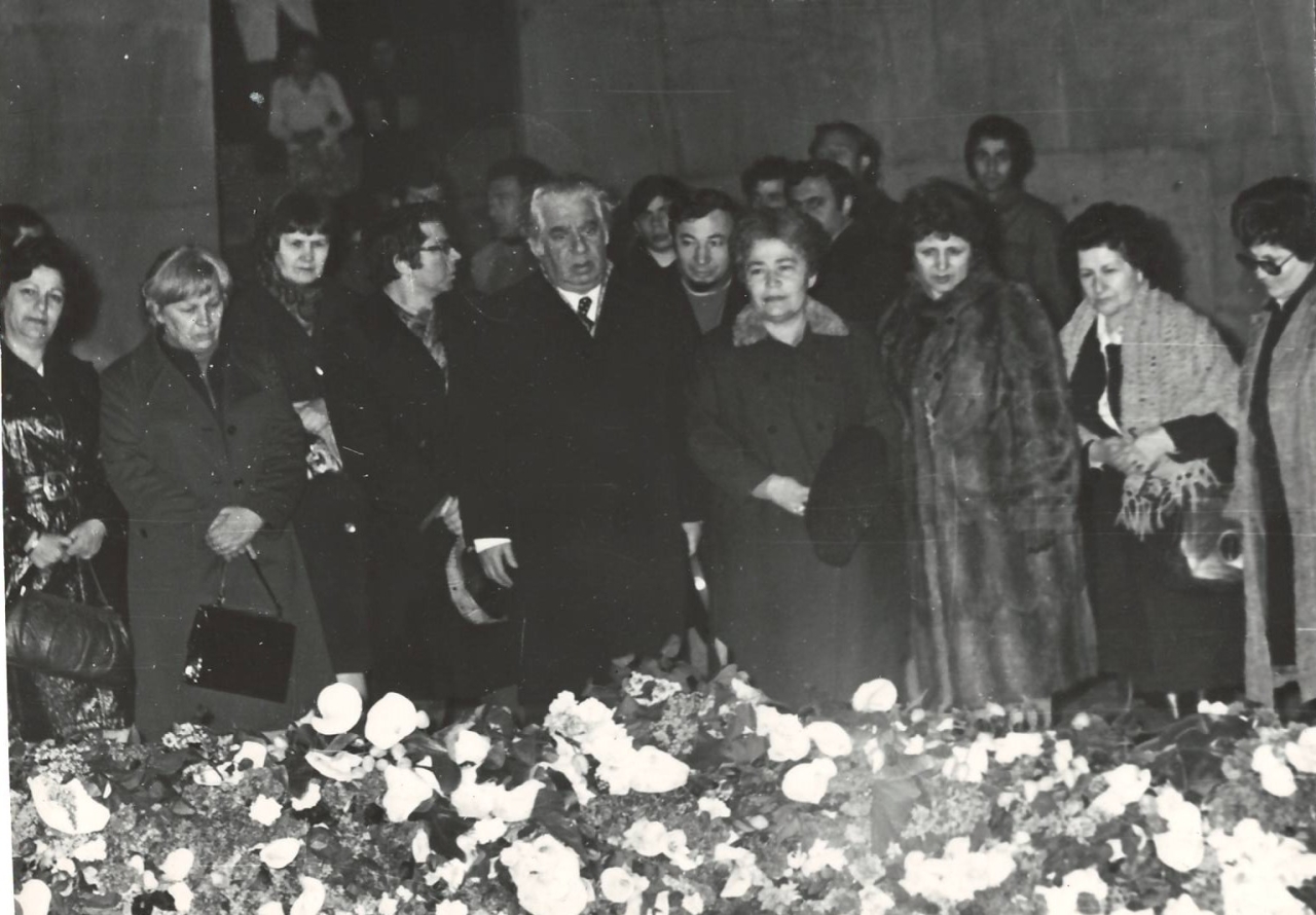 Լուսանկար .Ա.Խաչատրյանը որդու՝ Կարենի և հայ մտավորականների հետ ՝ 1915 թ-ի Ցեղասպանության զոհերի հիշատակին Ծիծեռնակաբերդում կանգնեցված հուշակոթողի մոտ