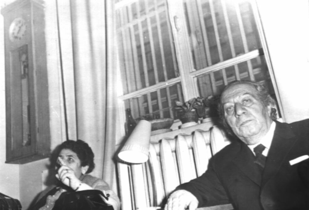 Ե. Քոչարը կնոջ՝ Մանիկի հետ,  «Արևելքի ժողովուրդների արվեստի  թանգարանում»  բացված իր անհատական ցուցահանդեսի օրերին, 25 դեկտեմբերի, 1973-19 փետրվարի, 1974