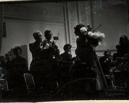 Նեգատիվ՝ լուսանկարի. Ա. Խաչատրյանը թավջութակահարուհի Կ. Գեորգիանի և  Նյու Յորքի  սիմֆոնիկ նվագախմբի հետ  Քարնեգի Հոլ համերգասրահում՝ իր հեղինակային համերգի ժամանակ
