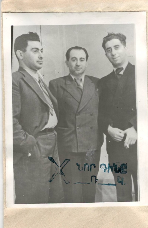 Նեգատիվ` լուսանկարի. Ա.Խաչատրյանը    Արմեն Գուլակյանի   և Ալ.Սպենդիարյանի անվ. օպերայի և բալետի ակադեմիական թատրոնի տնօրեն Կիմ Պողոսյանի հետ: