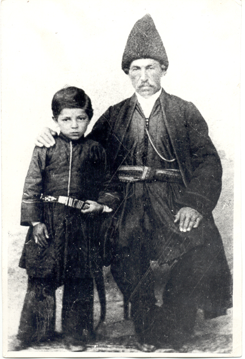 Ավ. Իսահակյանը մորական պապի՝ Գաբրիել Ղլտճյանի հետ