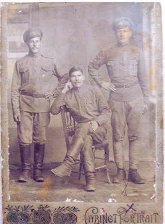 Ֆրոլ Զախարովը (աջից առաջինը) մարտական ընկերների հետ 