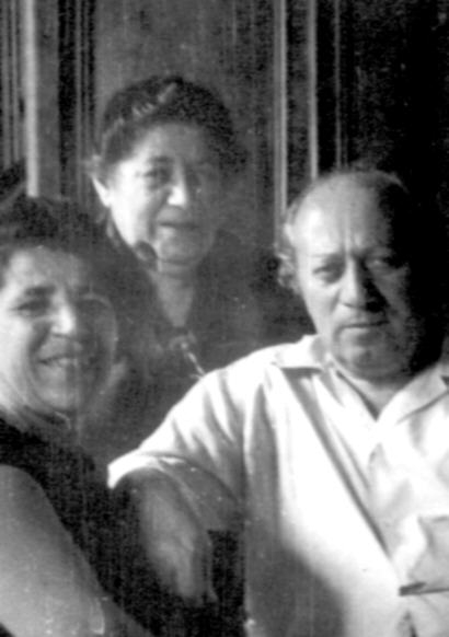 Ե. Քոչարը  կնոջ՝ Մանիկի և   քրոջ՝  Մարգարիտայի հետ