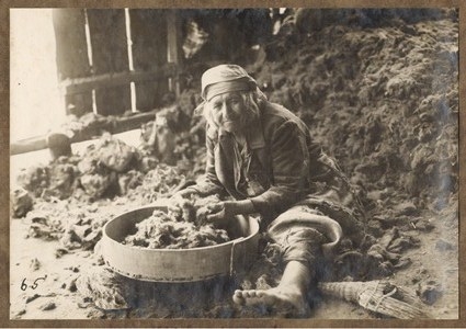 Բուրդ մաքրող կին Հալեպի Սուլեյմանիե թաղամասում