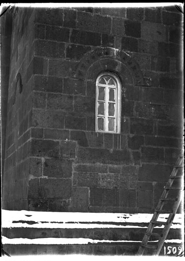Սուրբ Հռիփսիմե եկեղեցու արևմտյան ճակատի լուսամուտը