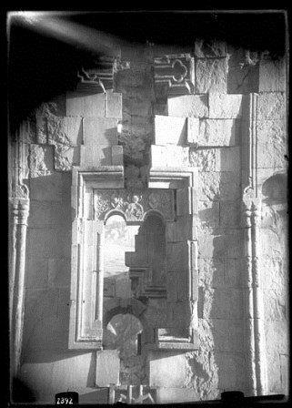 Ամաղու Նորավանք. Սուրբ Աստվածածին (Բուրթելաշեն) եկեղեցու հյուսիսային լուսամուտը