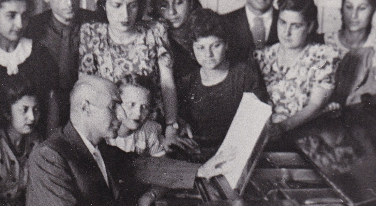 Գեորգի Տիգրանովը երևանի կոնսերվատորիայի 1945-46թթ. թեորետիկական-կոմպոզիտորական ֆակուլտետի շրջանավարտների հետ