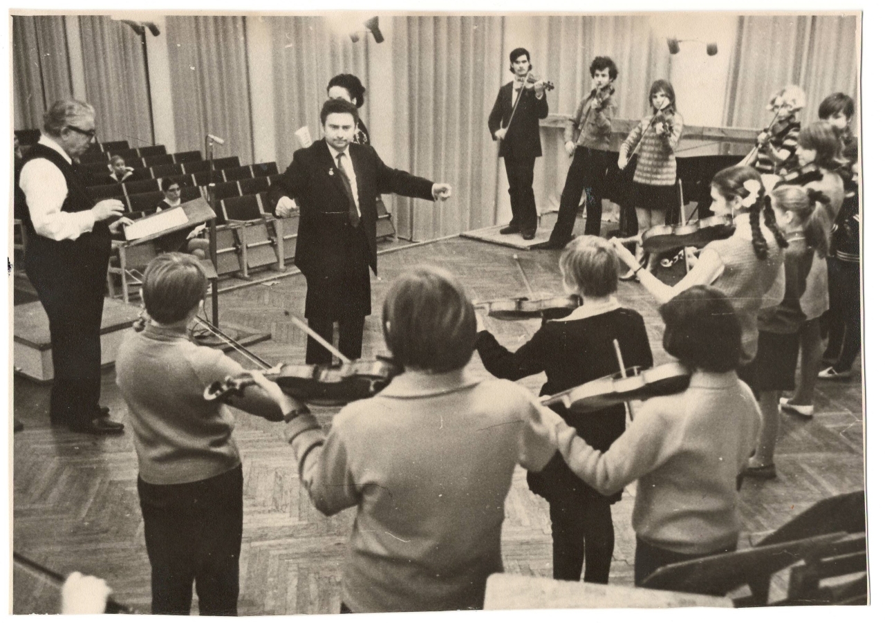 Լուսանկար.  Ա.Խաչատրյանը Լենինգրադի Կիրովի շրջանի մանկական երաժշտական դպրոցի մանկավարժական կոլեկտիվի և սաների հետ ՝  իր ծննդյան 70- ամյակին նվիրված միջոցառումների օրերին                    