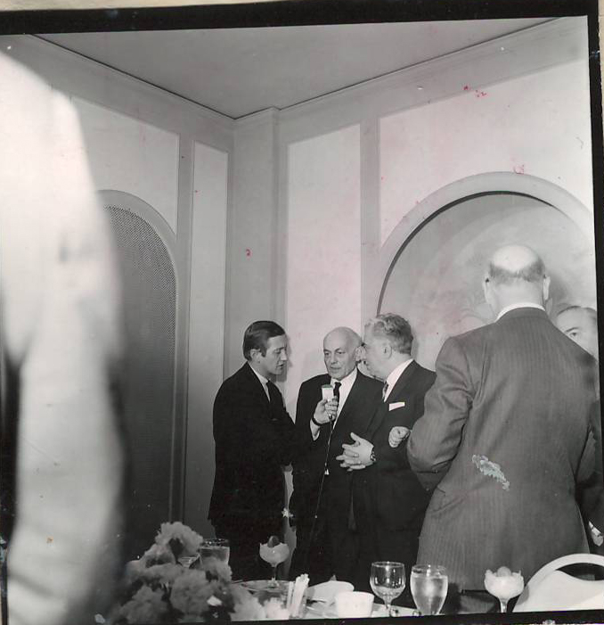Նեգատիվ՝ լուսանկարի. Ա.Խաչատրյանը ԱՄՆ-ում իր իմպրեսարիո Զարովիչի և ՄԱԿ-ի  լրագրողների միության նախագահ Ֆոնլի հետ՝ իր պատվին կազմակերպած ճաշկերույթի ժամանակ