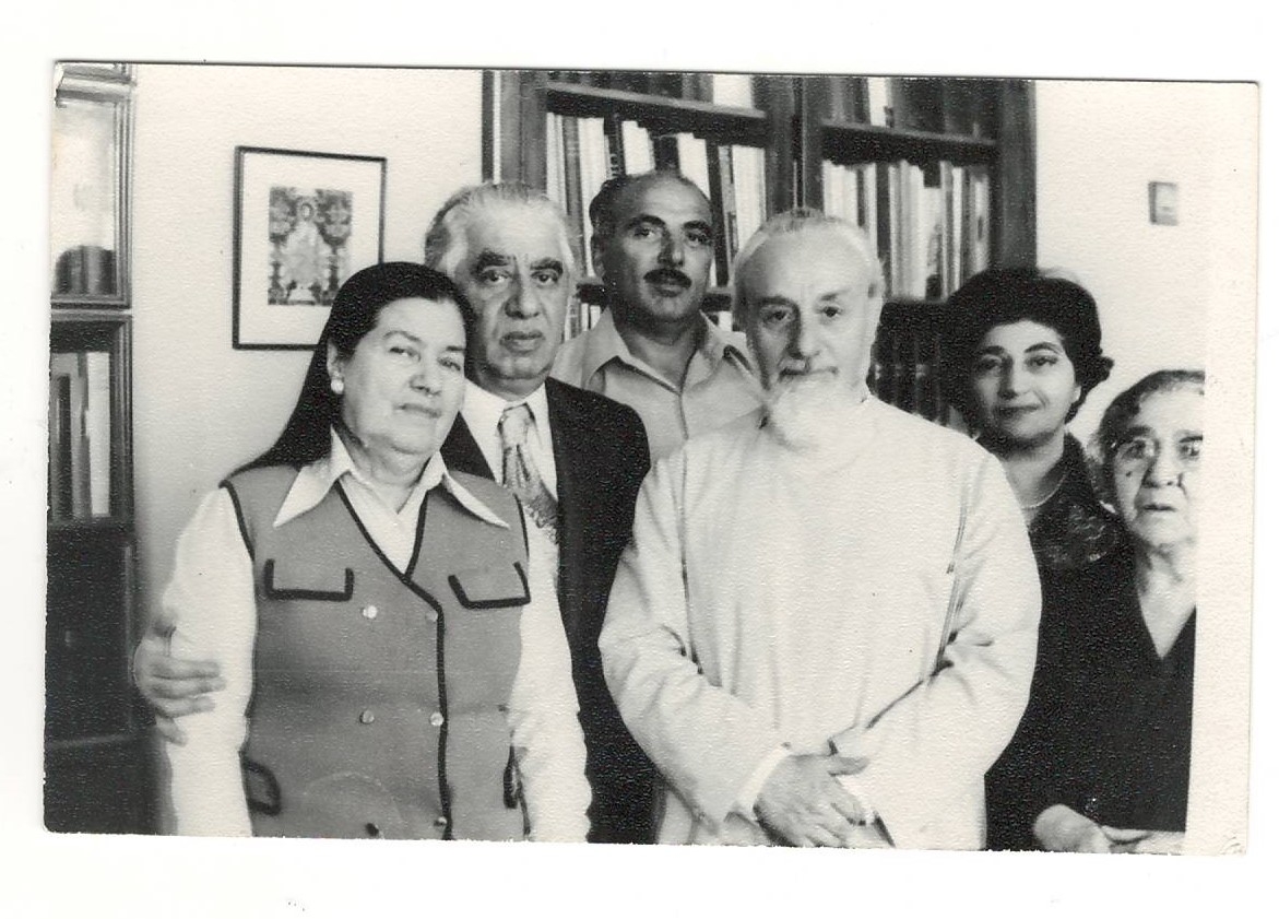 Լուսանկար .Ա.Խաչատրյանը կնոջ՝ Նինա Մակարովայի և Ամենայն Հայոց Կաթողիկոս Վազգեն Ա.ի և ուրիշների հետ ՝ Կոմիտասի ծննդյան 100 -ամյակին նվիրված հանդիսությունների օրերին