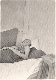 Մարինա Սպենդիարովան անկողնում պառկած: