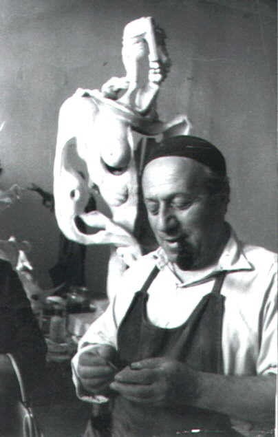 Երվանդ Քոչարը  իր արվեստանոցում աշխատելիս , Երևան, 1965
