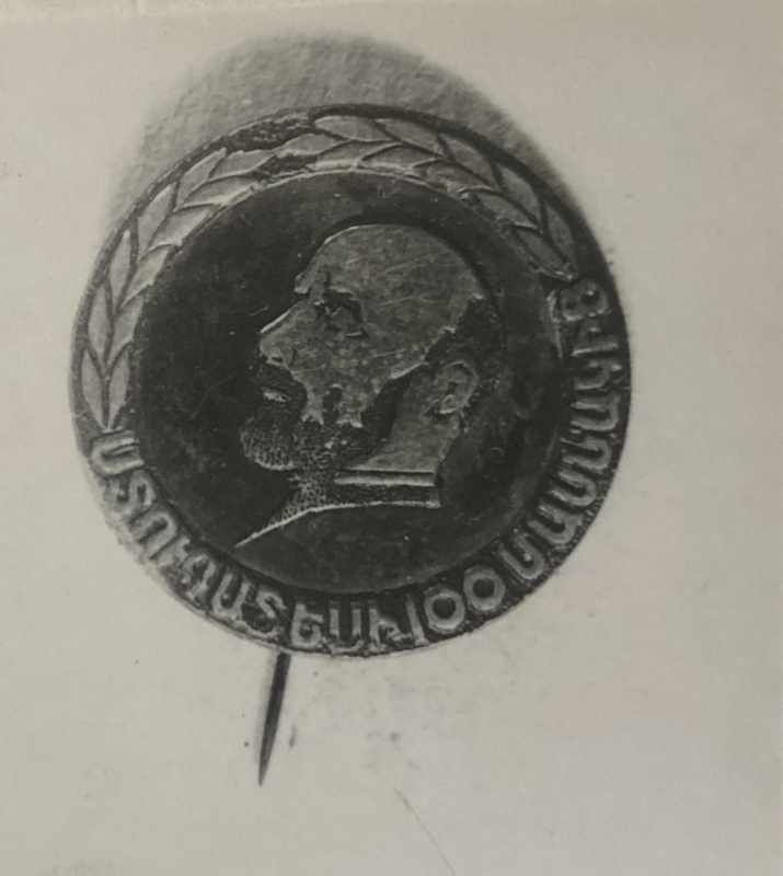 Կրծքանշան «Կոմիտասի 100-ամյակի ստուգատեսի մասնակցին»