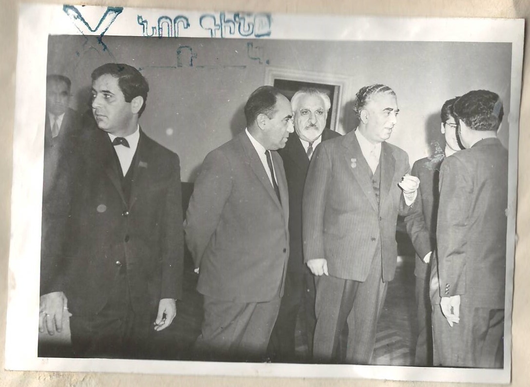 Նեգատիվ` լուսանկարի. Ա.Խաչատրյանը Ալ.Սպենդիարյանի անվ. օպերայի և բալետի ակադեմիական թատրոնում կայացած «Սպարտակ» բալետի ներկայացումից հետո` որդու` Կարեն Խաչատրյանի, Էդգար Հովհաննիսյանի, Է.Միրզոյանի, Մեդնիկյանի և  Յա.Զարոբյանի հետ :