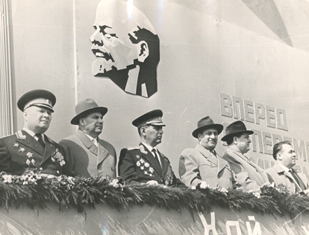 ԽՍՀՄ պետական պաշտոնյաներ, զինվորականներ (կենտրոնում Համազասպ Բաբաջանյանն է)