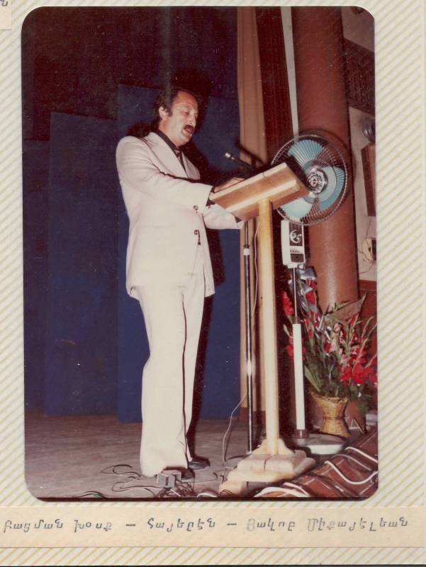Լուսանկար` Միքայելյան Հակոբը՝  Սիրիայում Արամ Խաչատրյանի հիշատակին նվիրված համերգի բացմանը ներածական խոսքով ելույթ ունենալիս (համերգի լուսանկարների ալբոմից)
