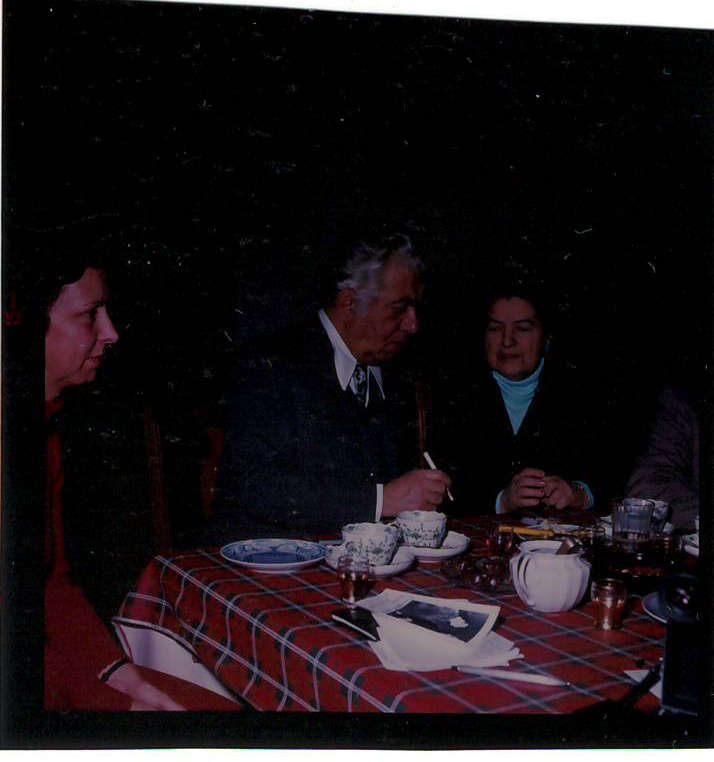 Սլայդ (գունավոր).Ա. Խաչատյանը կնոջ՝ Ն. Մակարովայի հետ իրենց մոսկովյան բնակարանում, թեյի սեղանի շուրջ