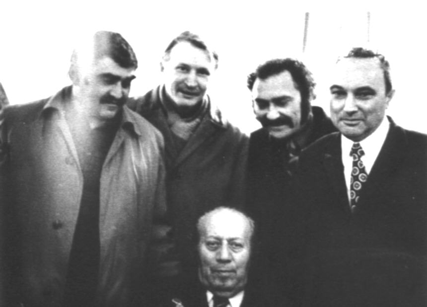Մի խումբ մարդիկ Բաքվում բացված  Երվանդ Քոչարի անհատական ցուցահանդեսի օրերին. ձախից առաջինը՝ Ռուբեն Գաբրիելյան, նստածը՝ Երվանդ Քոչար, Բաքու, 4 ապրիլի, 1974