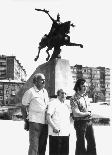 Ե. Քոչարը /կենտրոնում/,  Ե. Կարախանյանը /ձախից/ և մի երիտասարդ «Վարդան Մամիկոնյան» արձանի ֆոնին, Երևան, 1976