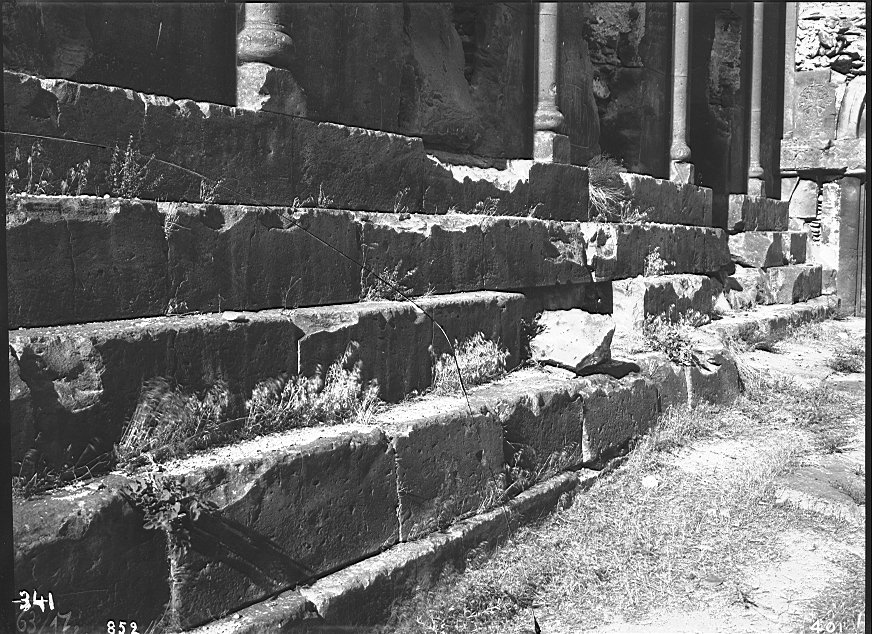 Անի. Կաթողիկեի Մայր տաճարի հարավային ցոկոլը