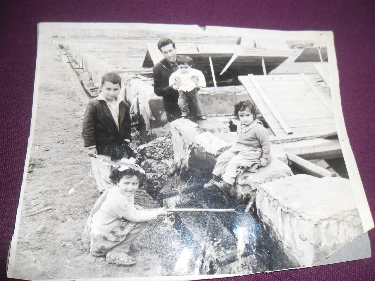 Լուսանկար՝  Ավետիք  Գառնիկի Նանագուլյանը (Մանկավարժ- կենդանաբան) դուստրերի և քրոջ որդու հետ