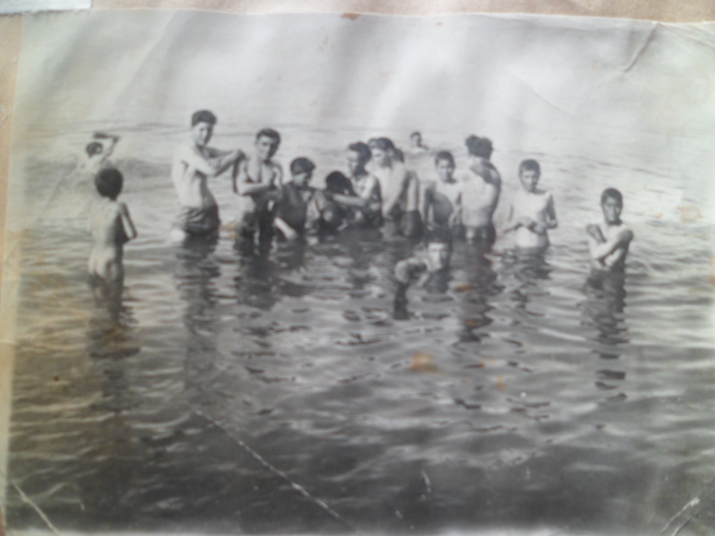   Մկրտիչ Թաթոսի Պետրոսյանը ( Հայրենական պատերազմի մասնակից,բանաստեղծ) ընկերների հետ
