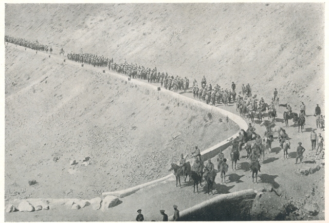 VII հայկական գունդը անցնում է Թուրքիայի սահմանը «Հայ կամաւորներ 1914-1916» ալբոմից