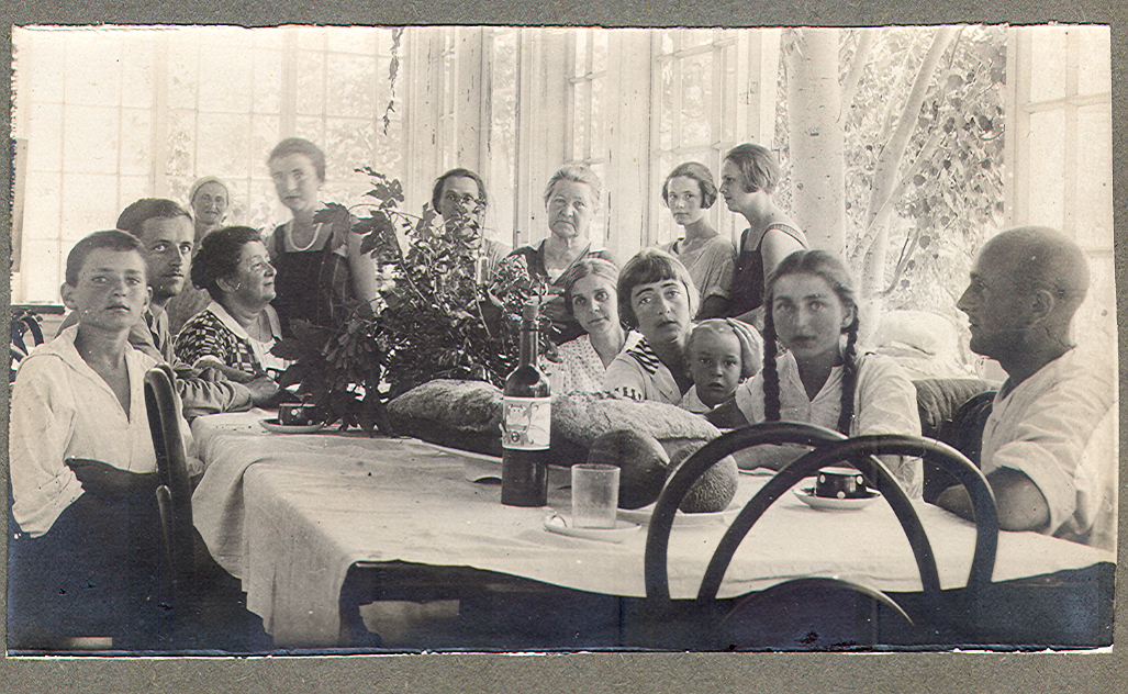 Սպենդիարյանի ընտանիքը Սուդակի ամառանոցի ծածկապատշգամբում: