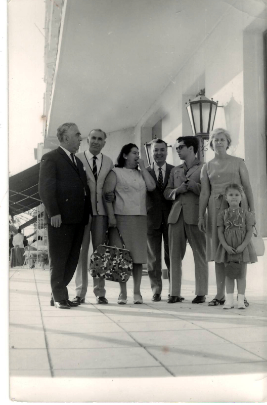 Լուսանկար. Ա. Խաչատրյանը կնոջ՝ Ն. Մակարովայի, իրենց որդու՝ Կարենի, Ա. Էսքիջյանի և Սալոնիկիի քաղաքապետի հետ «Մերիդիան» հյուրանոցի մոտ