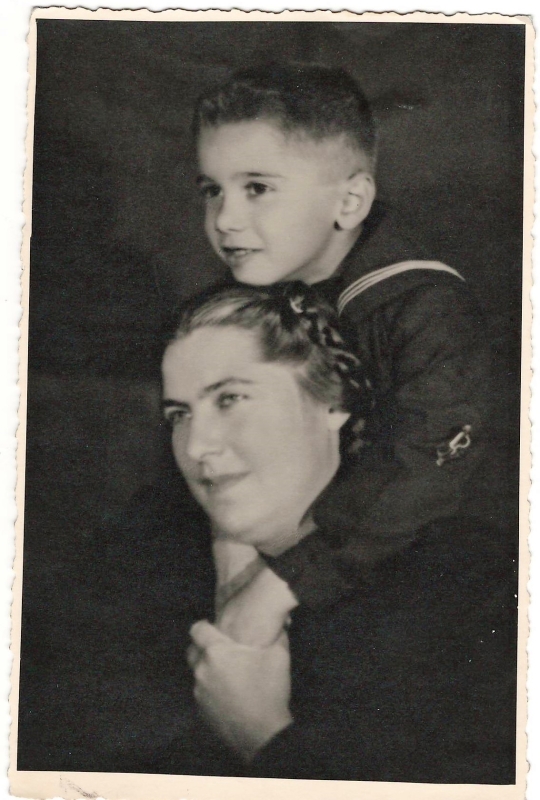Լուսանկար. Ա.Խաչատրյանի կինը՝  Նինա Մակարովան (կոմպոզիտոր) իրենց մանկահասակ որդու՝ Կարեն Խաչատրյանի  հետ