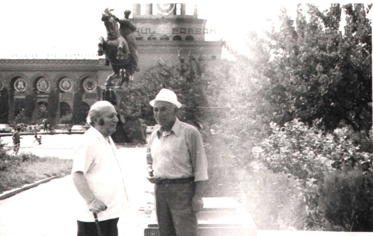 Երվանդ Քոչարը  և  քարտաշ-արձանագործ Անդրանիկ Բագոյանը «Սասունցի Դավիթ» արձանի մոտ, Երևան, [1970 - ական]
