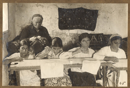 Ասեղնագործող կանայք Հալեպի Սուլեյմանիե թաղամասից