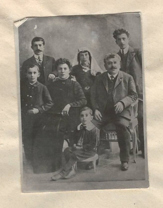 Նեգատիվ՝ լուսանկարի  Խաչատրյանների ընտանիքի