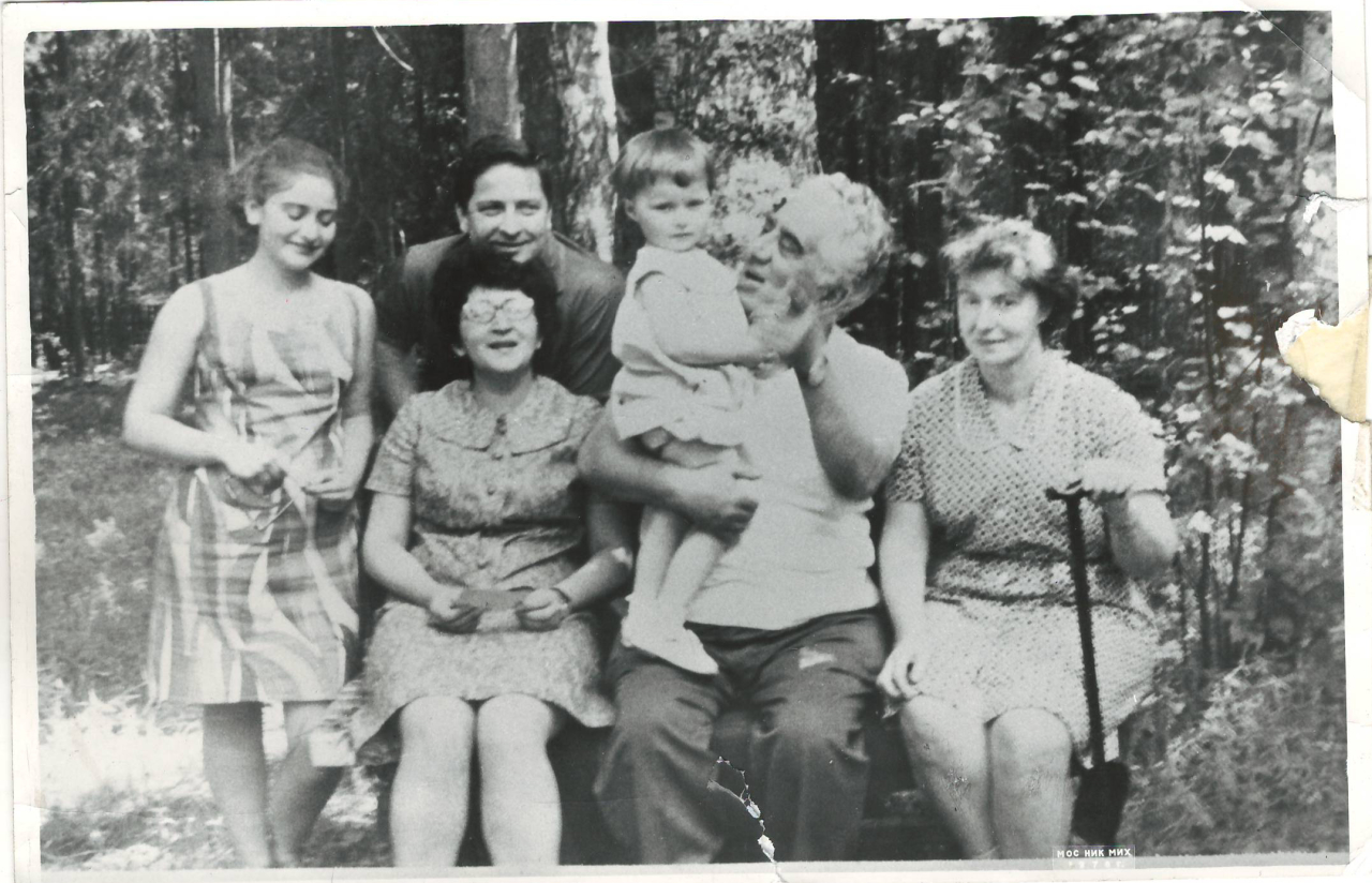 Լուսանկար. Ա. Խաչատրյանը իր ազգկանների հետ Սնեգիրի իր մերձմոսկովյան ամառանոցում
