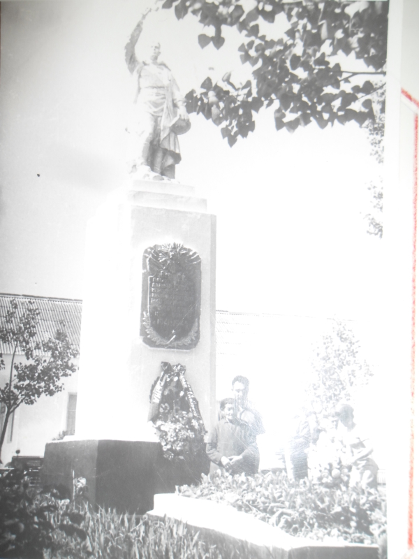 Միշա Խոստեղյանը ընտանիքով  հոր՝ Մանուկ Սողոմոնի Խոստեղյանի ( Հայրենական պատերազմի մասնակից) եղբայրական գերեզմանին