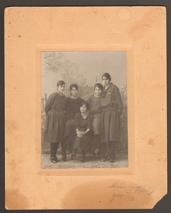 Մանուշ Հովսեփյանը (աջից երկրորդը) ընկերուհիների հետ