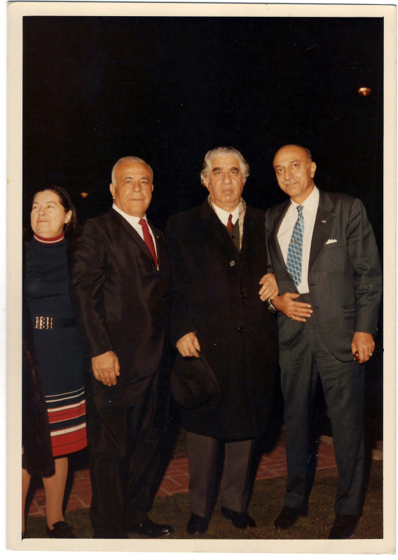 Լուսանկար (գունավոր). Ա. Խաչատրյանը և իր կինը՝ Ն. Մակարովան ԱՄՆ-ի հայ համյանքի ներկայացուցիչների հետ հանդիպման ժամանակ