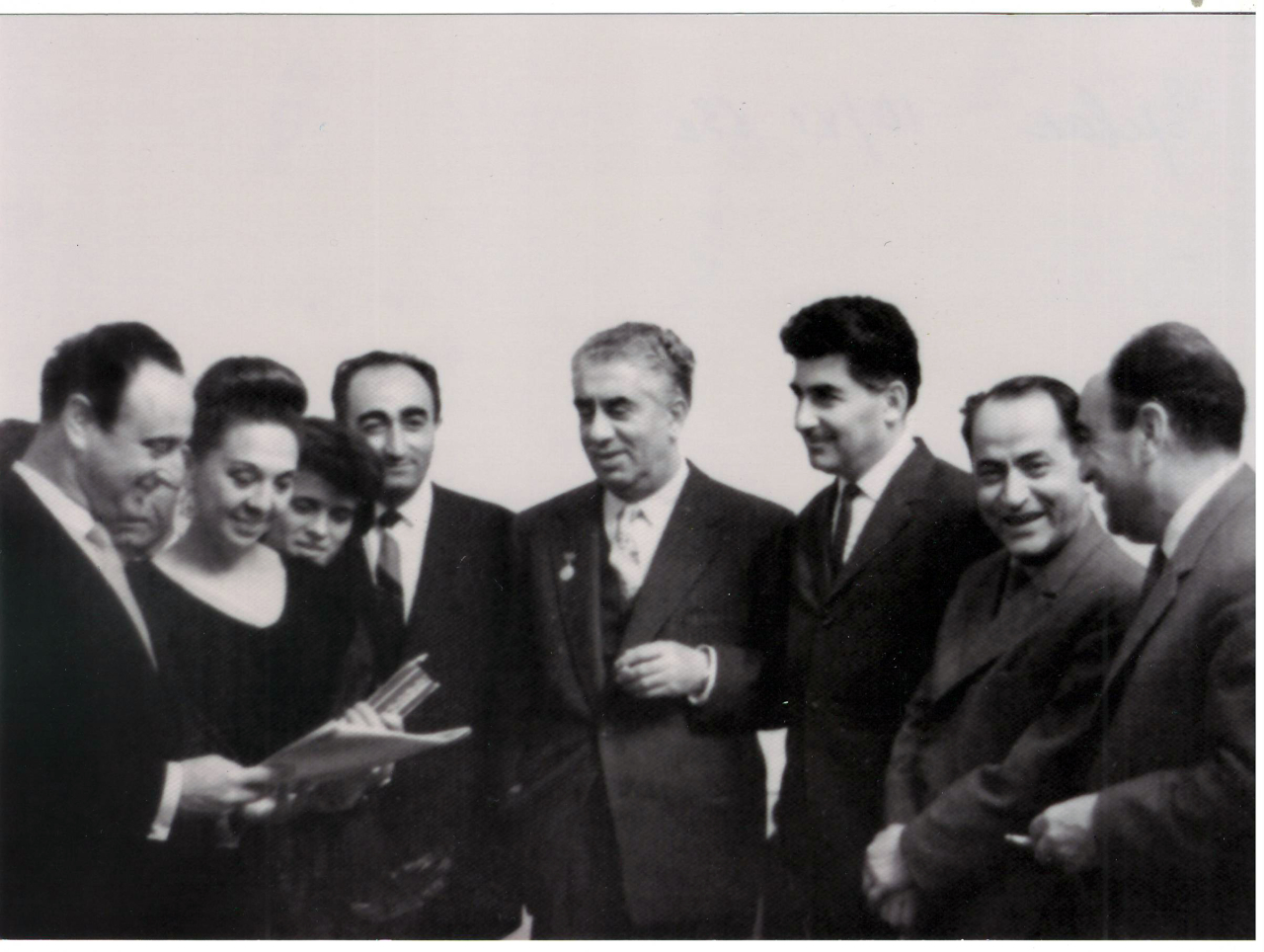 Լուսանկար. Ա. Խաչատրյանը կնոջ՝ Ն. Մակարովայի, Յ. Զարոբյանի, Հ. Խանջյանի և այլոց հետ 