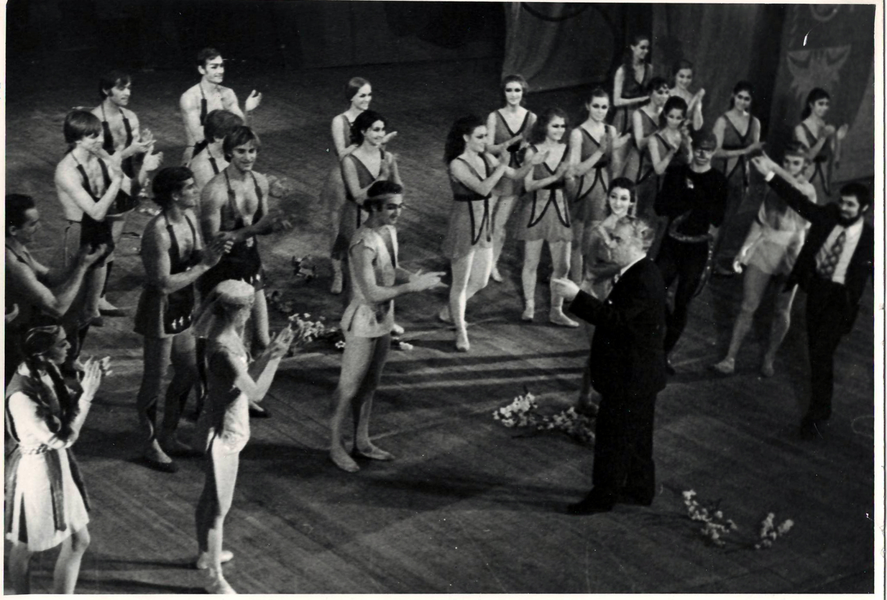 Լուսանկար. Ա. Խաչատրյանը Վորոնեժի օպերային թատրոնի բեմում՝ իր «Գայանե» բալետի պրեմիերայից հետո