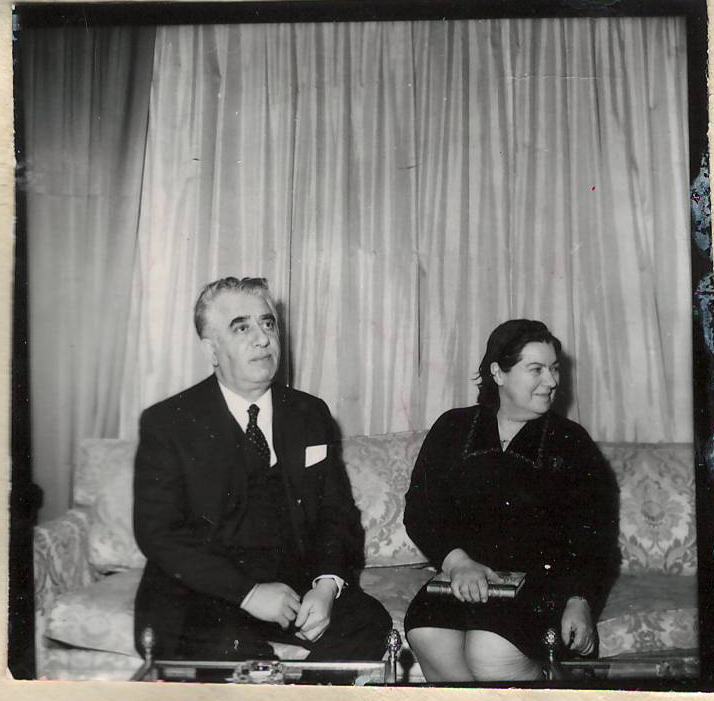 Նեգատիվ՝ լուսանկարի. Ա. Խաչատրյանը  կնոջ՝ Ն. Մակարովայի հետ Վաշինգտոնի  «Համփշիր Հաուս» հյուրանոցում իր հեղինակային համերգների օրերին