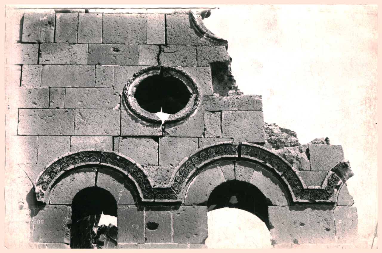 Թալինի եկեղեցին, VII դ.,պատի զարդանախշ