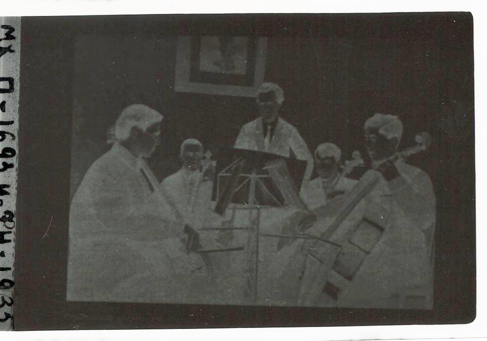Նեգատիվ՝ լուսանկարի. Ա. Խաչատրյանը թավջութակ նվագելիս՝ Գնեսինների երաժշտական ուսումնարանում՝ ուսանողական քառյակի կազմում