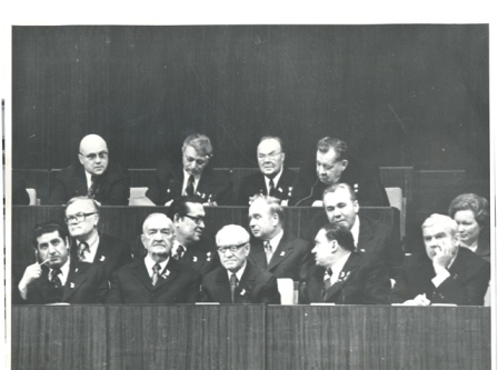 ԽՄԿԿ XXV համագումարի պատգամավորներ (I շարքի ձախից առաջինը Կարեն Դեմիրճյանն է)