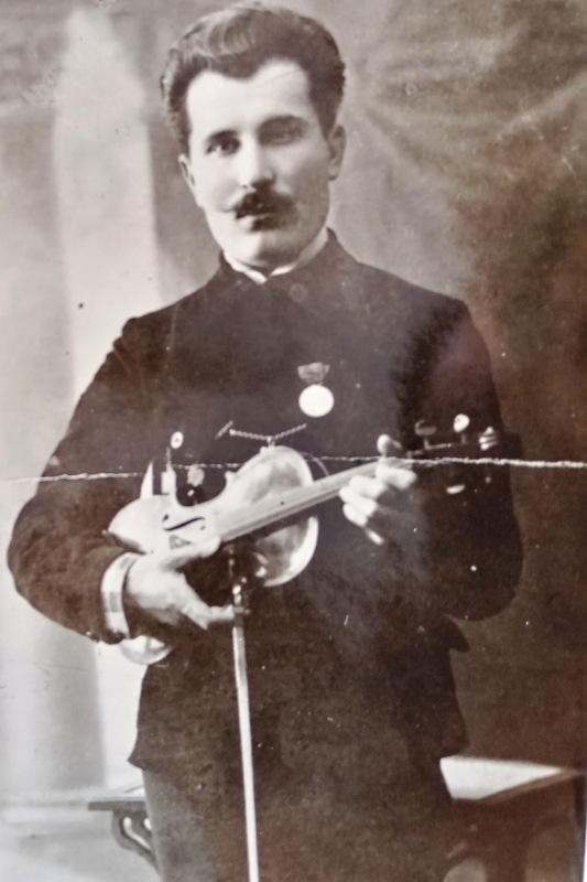 Սաշա Օգանիզաշվիլին ջութակով