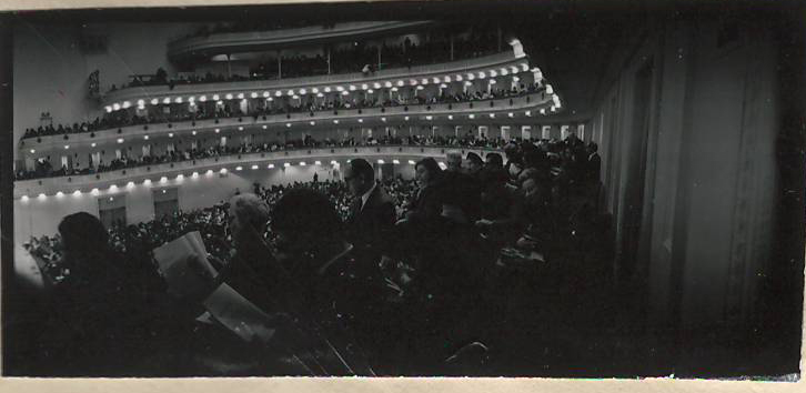 Նեգատիվ՝ լուսանկարի. Ա. Խաչատրյանի հեղինակային համերգը Նյու Յորքի Քարնեգի Հոլ համերգասրահում՝ տեղի սիմֆոնիկ նվագախմբի հետ 